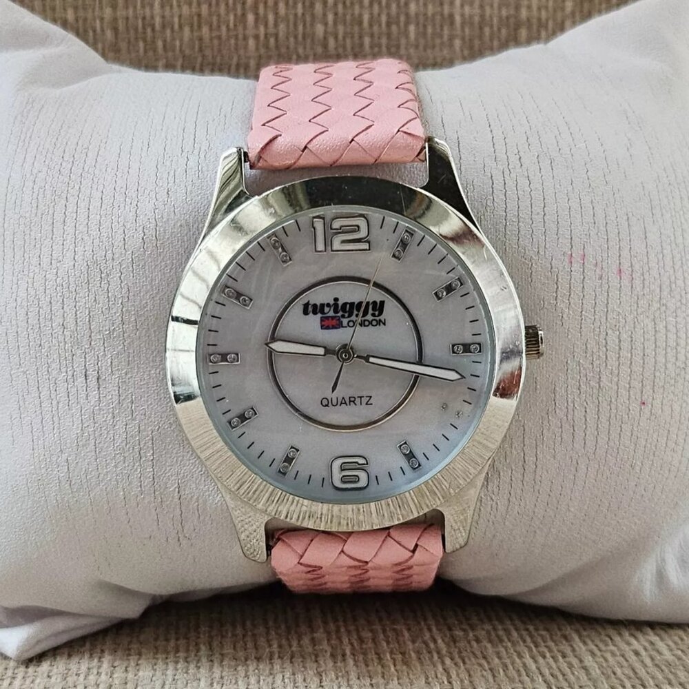 Twiggy London Wristwatch Pink Leather Strap White Face Quartz Analog Wrist Watch - Picture 3 of 12